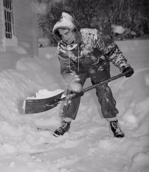 USA, Vermont, Woodstock, man shoveling snow