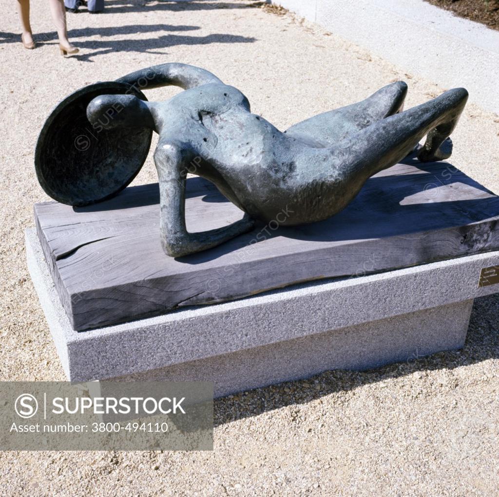 Stock Photo: 3800-494110 USA, Washington D.C., Smithsonian Institution (Hirshhorn Museum and Sculpture Garden), Reclining Warrior by Henry Moore, (1898-1986)