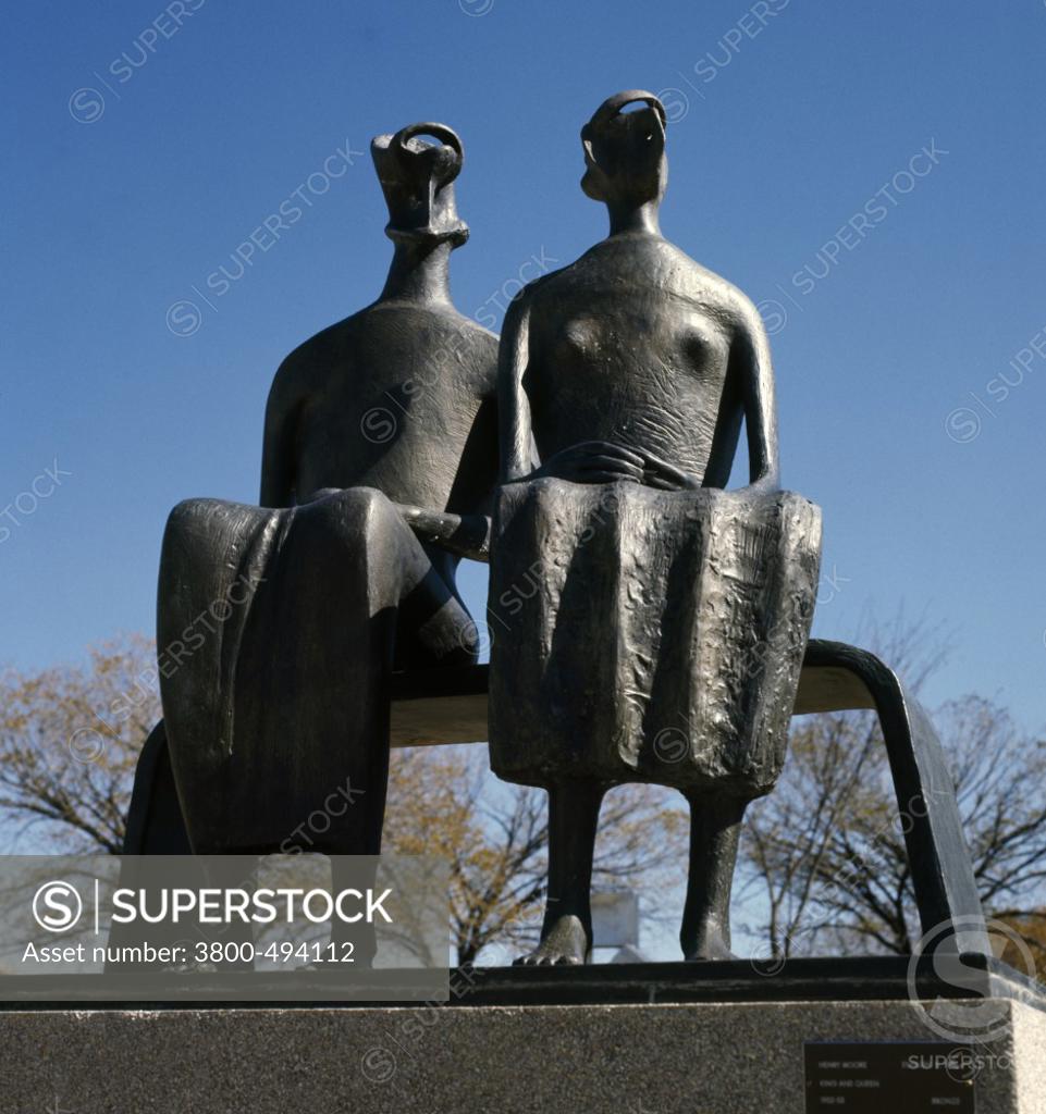Stock Photo: 3800-494112 USA, Washington D.C., Smithsonian Institution (Hirshhorn Museum and Sculpture Garden), King and Queen by Henry Moore, (1898-1986)
