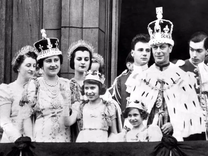 After Coronation ceremonies, the Royal family gathers to greet their subjects. L-R, foreground: Queen Elizabeth (Queen Consort to George VI), Princess Elizabeth (the future Queen Elizabeth II), Princess Margaret, King George VI, September 25, 1951, CSU Archives/Courtesy Everett Collection