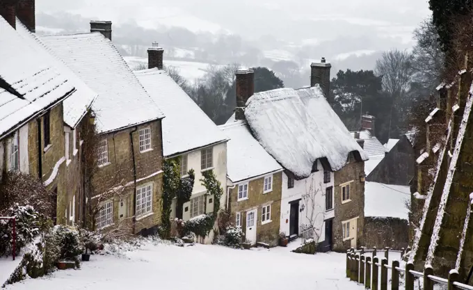 Cottages on Gold Hill in winter snow, Shaftesbury, Dorset, England, UK, February 2009.