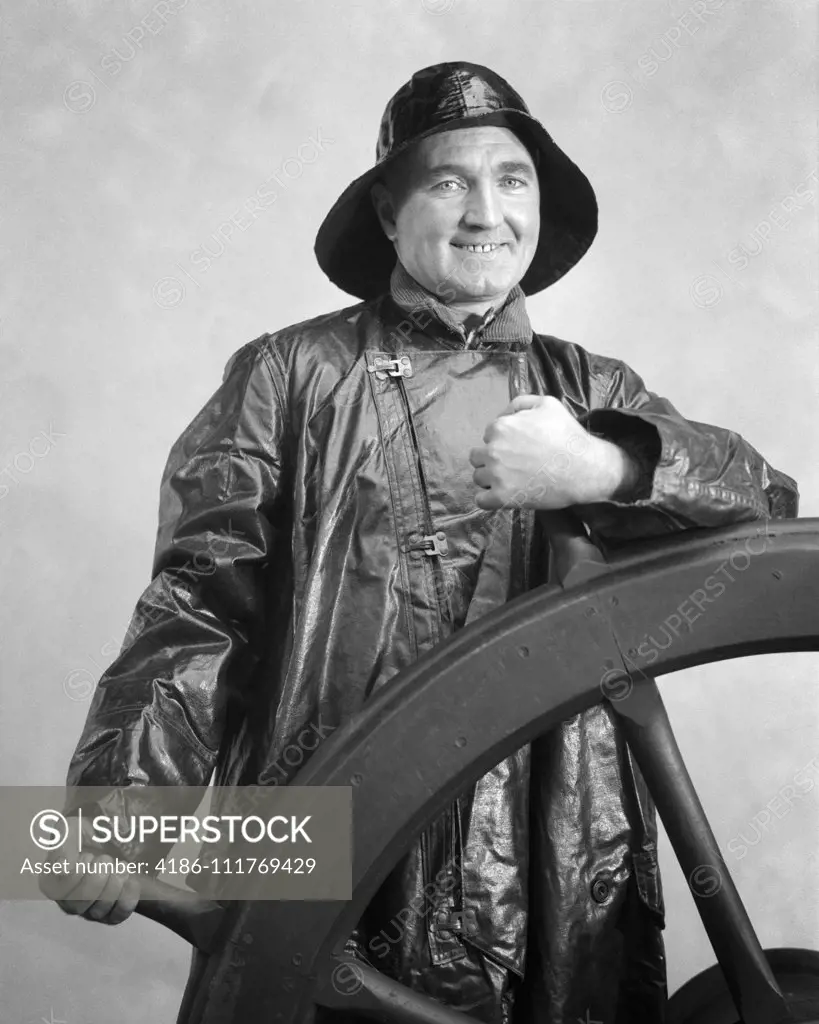 spænding Holde Sway 1930s SMILING MAN SAILOR WEARING OILSKIN SOU'WESTER HAT AND RAIN COAT  LOOKING AT CAMERA STANDING WATCH AT SHIP'S WHEEL - SuperStock