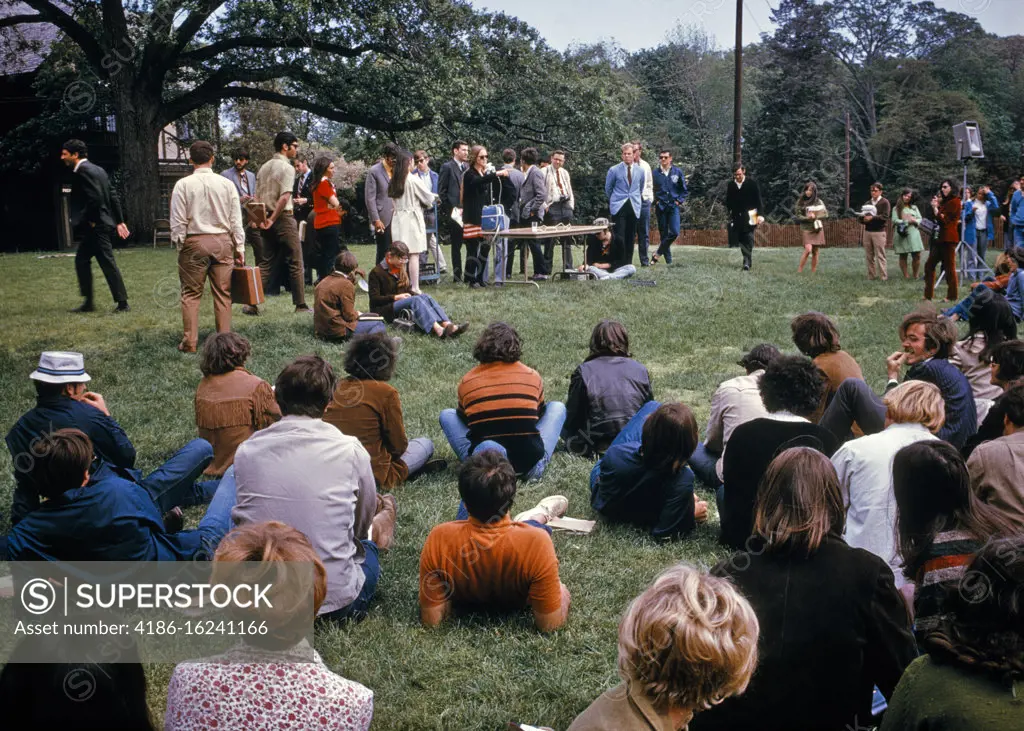 1970s PEACEFUL CAMPUS PROTEST DEMONSTRATION TEACH-IN STUDENTS STANDING SITTING ON LAWN SPEAKING ON AN ISSUE LONG ISLAND NY USA