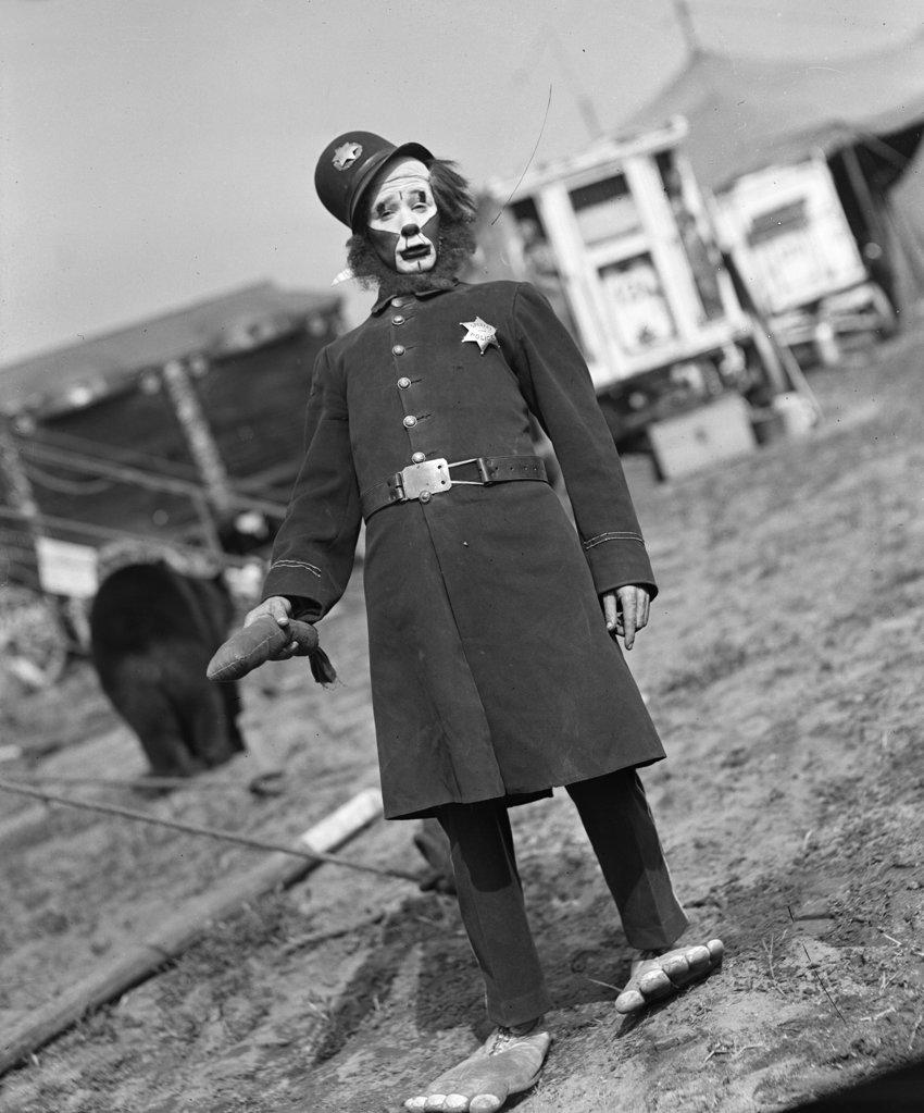1920s 1930s CIRCUS PERFORMER CLOWN DRESSED AS KEYSTONE COP LOOKING AT CAMERA