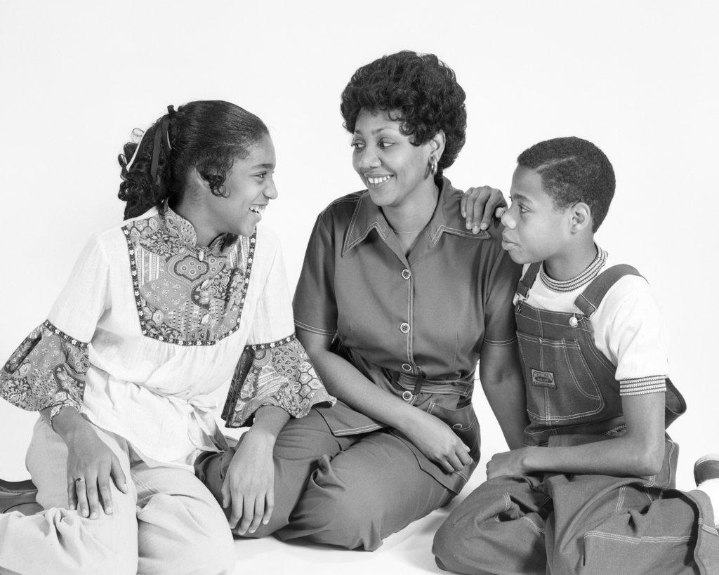 1970s AFRICAN AMERICAN MOTHER DAUGHTER SON FAMILY SITTING PORTRAIT 