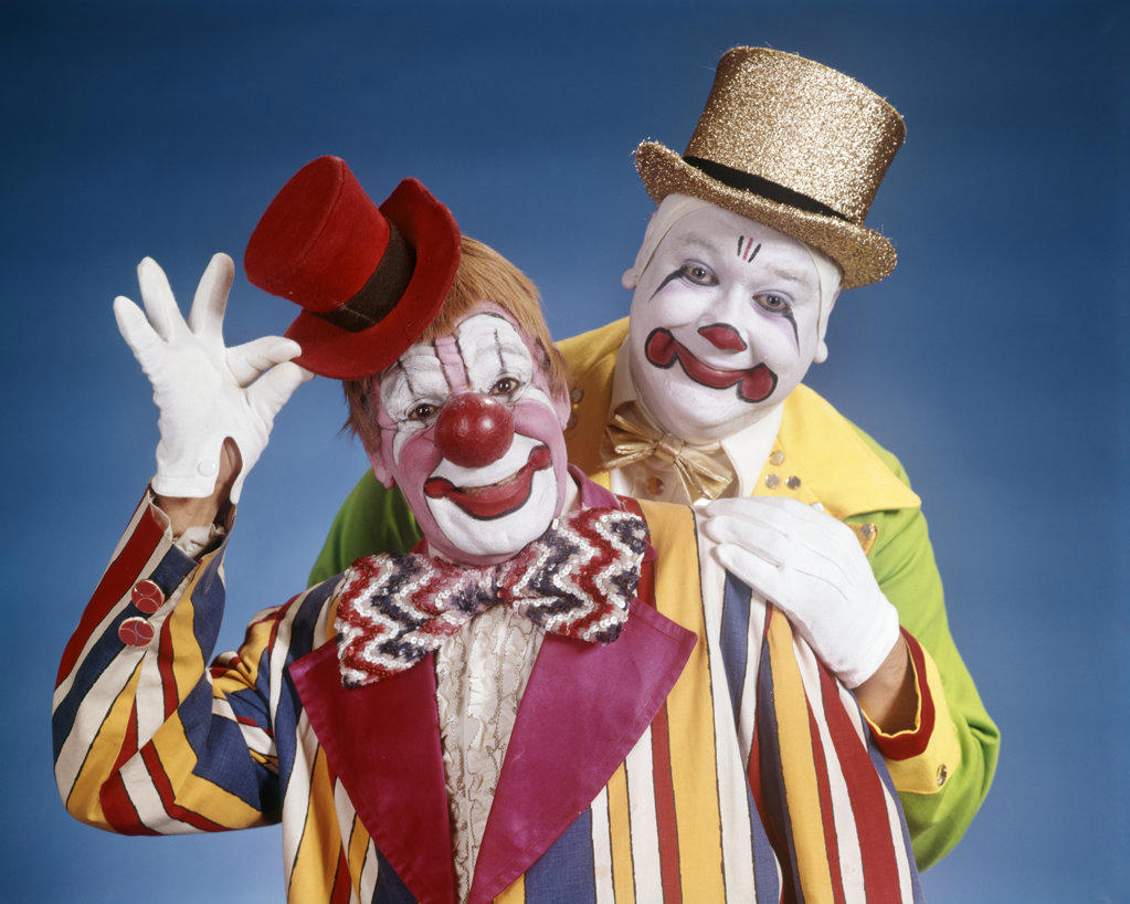 1970s PORTRAIT OF TWO SMILING CLOWNS LOOKING AT CAMERA