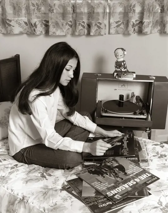 1970s BRUNETTE TEENAGE GIRL LONG STRAIGHT HAIR SITTING DORMITORY BED SORTING VINYL PHONOGRAPH RECORD ALBUMS