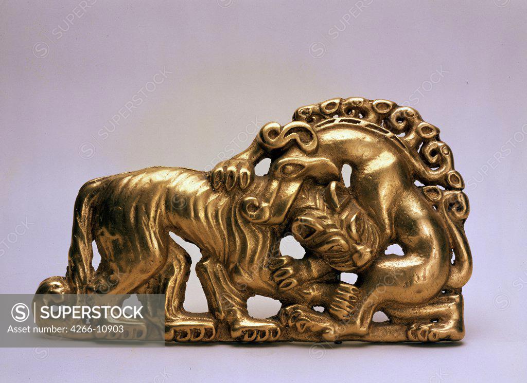 Stock Photo: 4266-10903 Sculpture of fighting tiger and dragon from scythian art, gold, 7th century BC, Russia, St. Petersburg, Collection of Peter the Great State Hermitage, 16, 8x9, 9