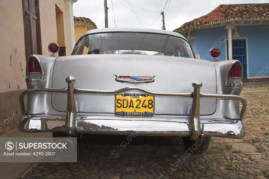  Coche Chevrolet clásico americano estacionado en Trinidad, Provincia de Sancti Spiritus, Cuba