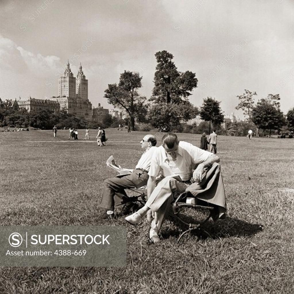 Stock Photo: 4388-669 Sunday on Central Park Commons