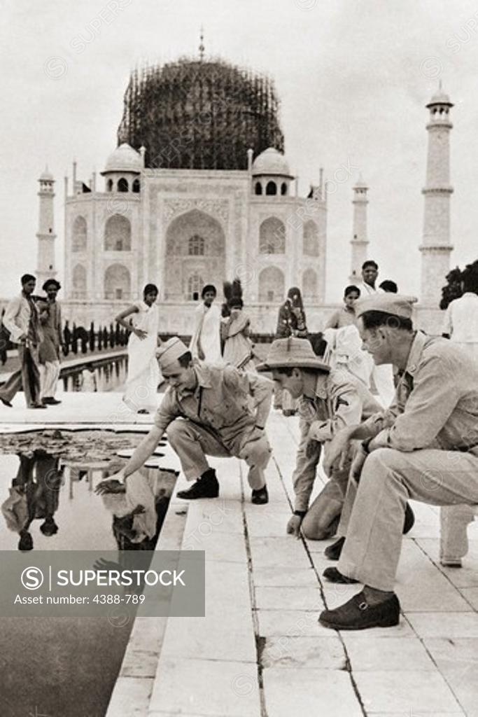 Stock Photo: 4388-789 American Troops Visiting the Taj Mahal