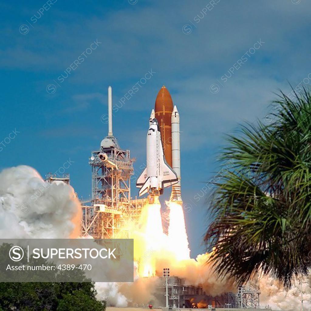 Stock Photo: 4389-470 Launch of Space Shuttle Discovery