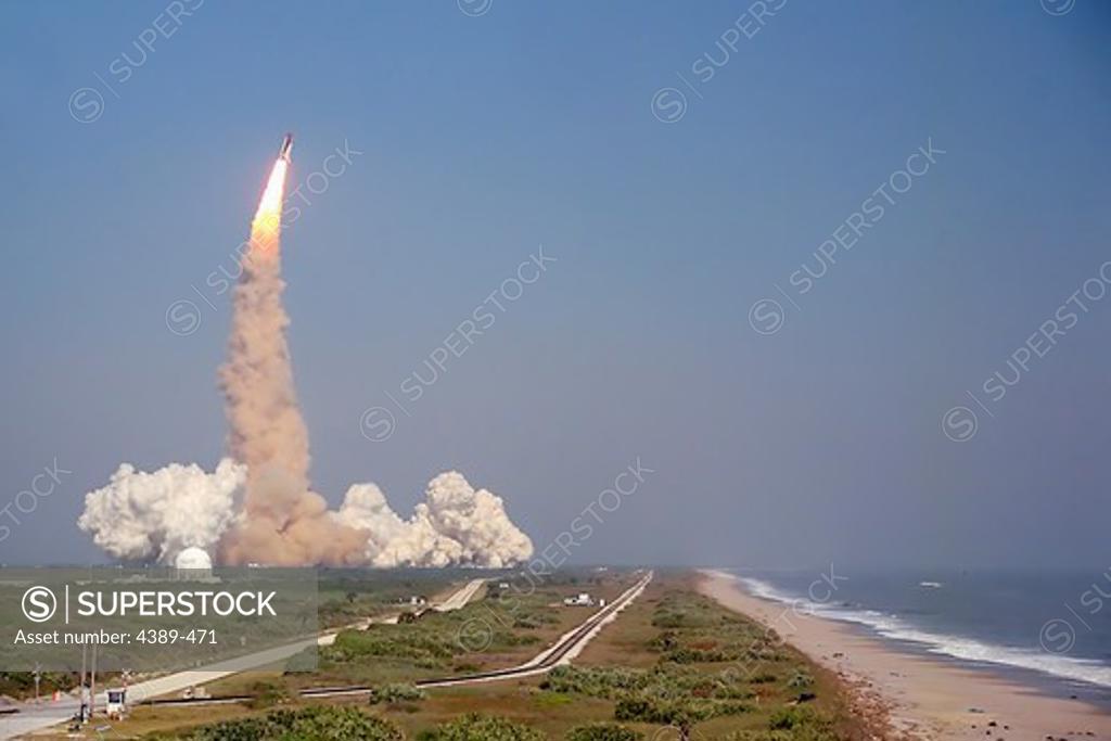 Stock Photo: 4389-471 Launch of Space Shuttle Discovery