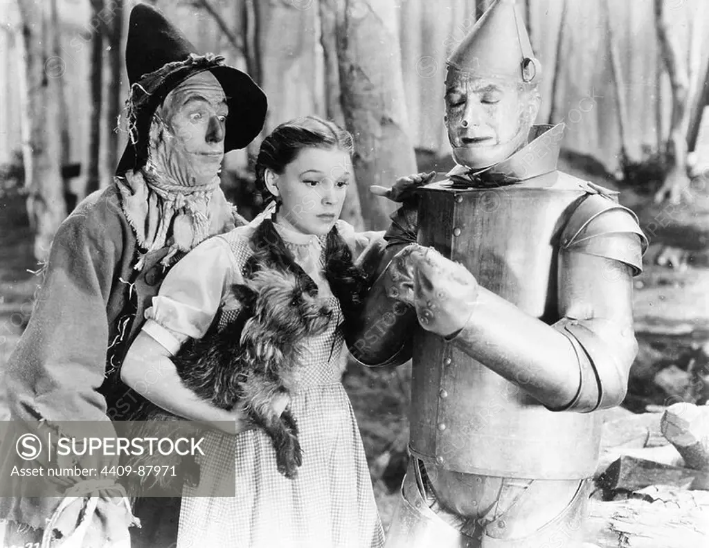 JACK HALEY, JUDY GARLAND and RAY BOLGER in THE WIZARD OF OZ (1939), directed by VICTOR FLEMING.