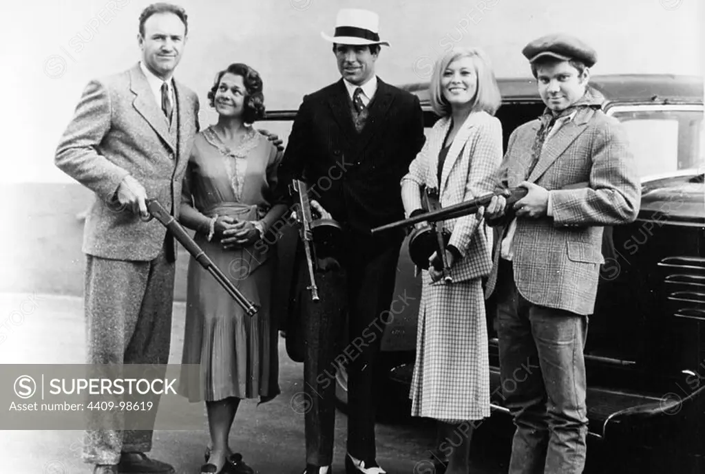 WARREN BEATTY, FAYE DUNAWAY, GENE HACKMAN, MICHAEL J. POLLARD and ESTELLE PARSONS in BONNIE AND CLYDE (1967), directed by ARTHUR PENN.