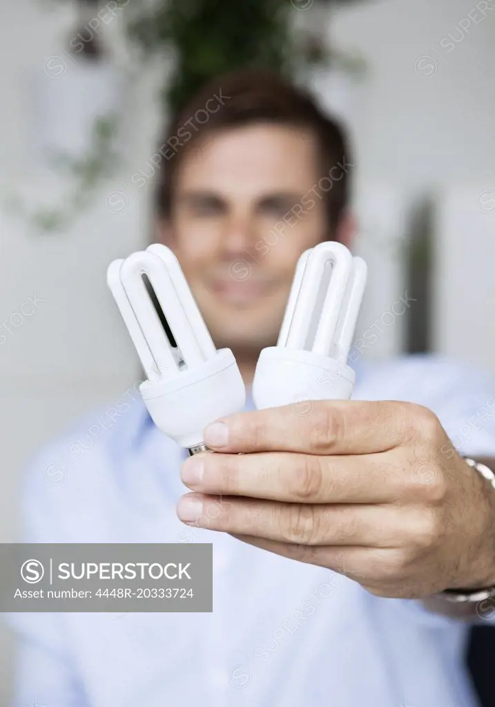 Man holding low-energi bulb