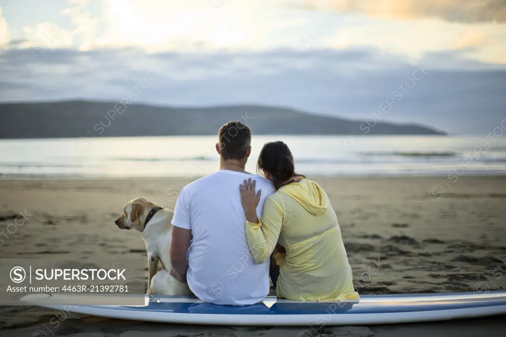 Married couple enjoy romantic day at beach.