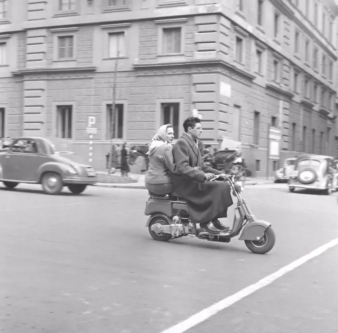 Lambretta. A young italian couple on a Lambretta scooter driving on a street in Milan Italy 1950. Photo Kristoffersson Ref AY29-3