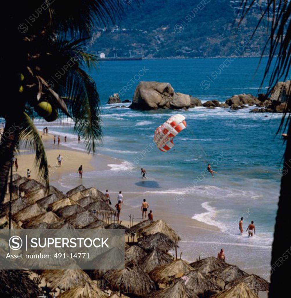 Stock Photo: 491-14771 High angle view of tourists on the beach, Acapulco, Mexico