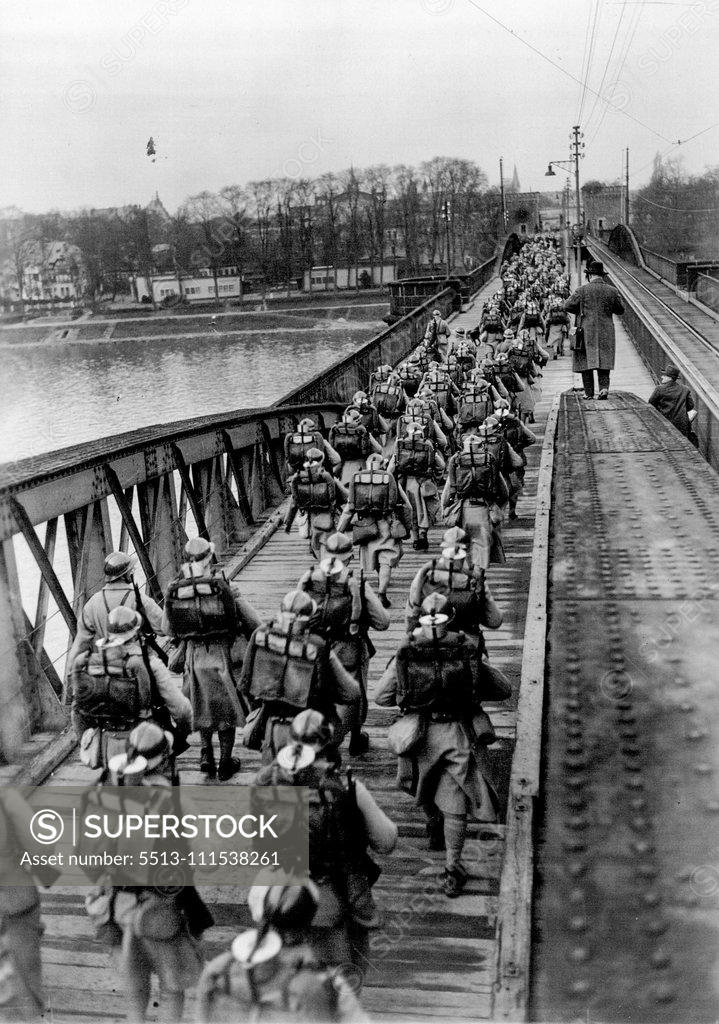 Stock Photo: 5513-111538261 Withdrawal of the French from the second zone: For the last time, French troops entered the bridges over the Rhine in Germany. January 1, 1929. (Photo by Atlantic Photo-Co.).