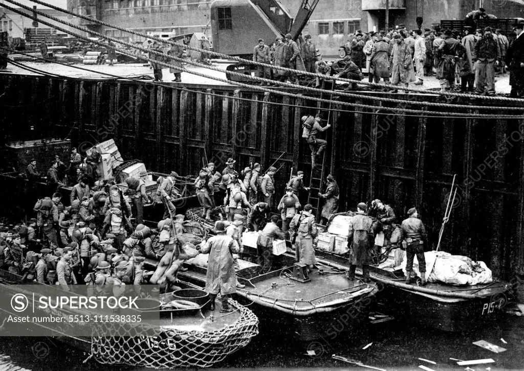 With The Troops in Iceland - The American Forces Arrive: American infantry troops come ashore in tenders from their transports, on their arrival in Iceland to Barrison the Island with our own troops. July 13, 1942. (Photo by Sport & General Press Agency Ltd.)