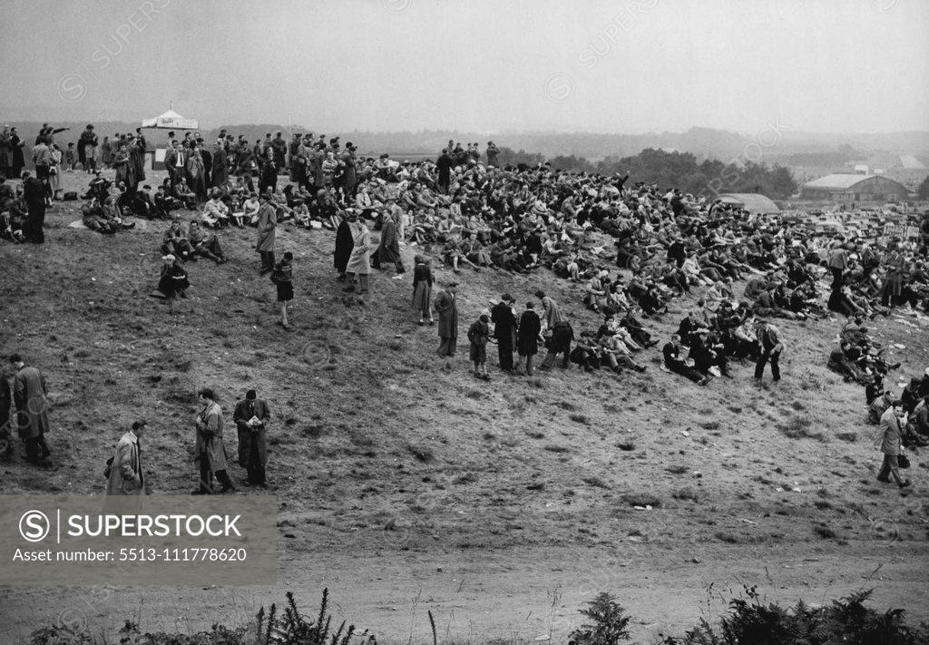Stock Photo: 5513-111778620 The ***** on Tragedy Hill Crowds on the hill where the tragedy took place waiting in the rain for flying to start. ***** of yesterday's tragedy when ***** were killed and more than 60 ***** when a DH 110 jet fighter distinguished eight miles up, crowds flocked ***** Farnborough air display today and waited hours in the rain for the flying to start. September 07, 1952. (Photo by Paul Popper).