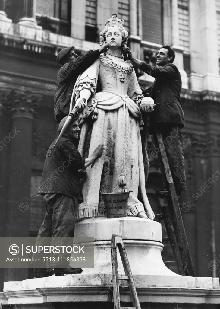 "Queen Anne Gets A Wash" Statue Cleaned at St. Paul's Workmen are busy cleaning the statue of Queen Anne outside St. Paul's Cathedral, London, today (Thursday). It is from the steps of St. Paul's that the King will officially declare the Festival of Britain open in May. January 18, 1951. (Photo by Fox Photos).;"Queen Anne Gets A Wash" Statue Cleaned at St. Paul's Workmen are busy cleaning the statue of Queen Anne outside St. Paul's Cathedral, London, today (Thursday). It is from the steps of St.