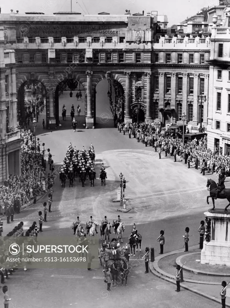 Coronation Proclaimed At Charing Cross. General view at Charing Cross as the Proclamation was read from an open carriage by the Lancaster Herald, Mr. A.G.D. Russell. With centuries-old ceremonial, the Coronation date of Queen Elizabeth II June 2, 1953 - was proclaimed in London to-day (Saturday). The Proclamation was first read from the balcony of St.James's Palace. Then the heralds went in a procession of carriages to repeat the Proclamation at Charing Cross. Temple Bar and the Royal Exchange. June 7, 1952. (Photo by Reuterphoto).
