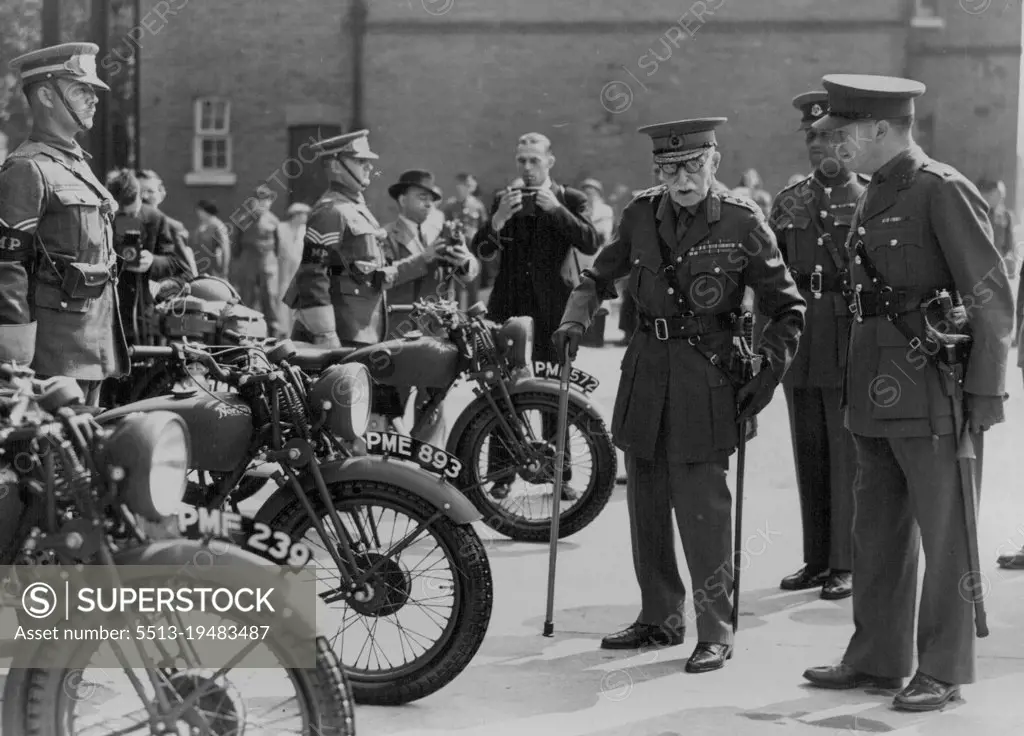 H.R.H. The Duke of Connaught, sole surviving son of Queen Victoria, who is now in his 89th year, visits the war establishment of Military Police, at Aldershot. The Duke of Connaught inspecting Motor-cycle Police. August 17, 1939. (Photo by Sports & General Press Agency Limited).
