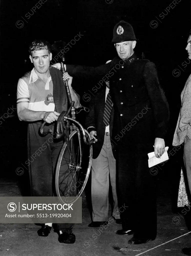 Australian cyclist Sid Patterson, congratulated by an Auckland policeman after his win in a quarter-final of the 1000 metres race at the Empire Games. February 9, 1950.