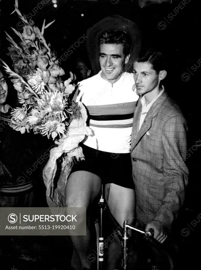 New World Professional Pursuit Champion:
Sidney Patterson of Australia holds a bouquet as he sets off on an honour lap after winning the world professional pursuit cycling championship at the Parc Des Princes, Paris, August 28. August 31, 1952. (Photo by Associated Press Photo).