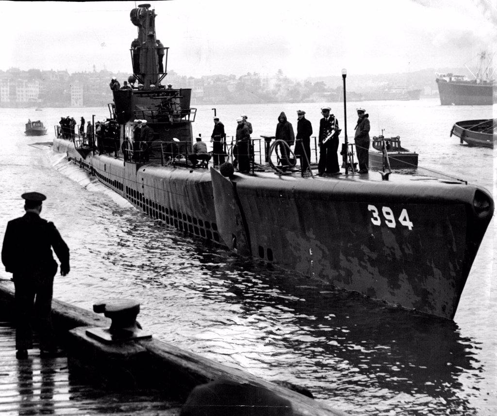 US Submarine Razorback arrives in Sydney on a cruise of the Pacific.
The sub. berthing at no 4 West Circular Quay where it will remain until Friday. Public inspection will be on each day from 1pm to 4pm.
The sub. which is 300ft long was built in 1944 and carries a crew of 65 officers & men. December 15, 1947. 