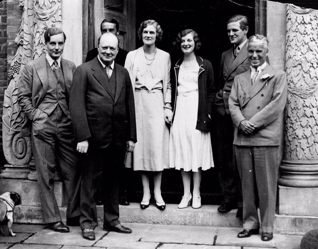 Charlie Chaplin Stays the Weekend with Winston Churchill - Charlie Chaplin is spending the week-end with Mr. Winston Churchill at Westerham.
Charlie with the house party at Westerham today. September 19, 1931. (Photo by Photopress).