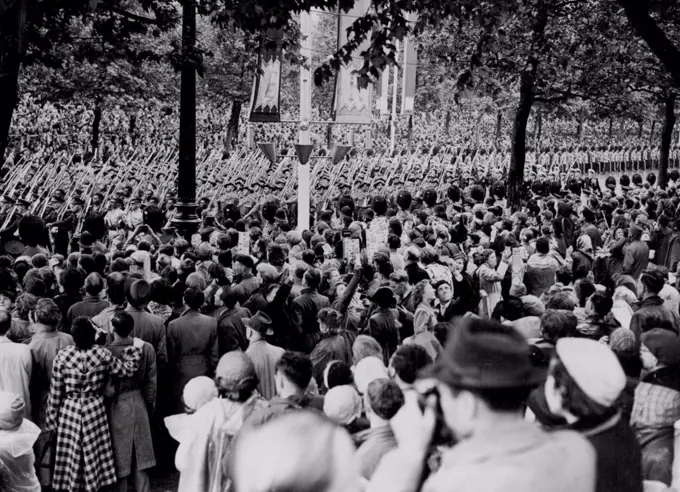 Australian troops seen marching in the Procession along the Mall watched with great interest by the huge crowds. June 2, 1953. (Photo by Daily Mail Contract Picture).