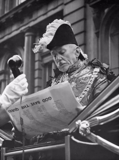 Chancery Lane Proclamathon Norroy and Ulster King of Arms Sir Gerald Wollaston reads the proclamation of the accession of Queen Elizabeth, in Fleet Street, at the foot of Chancery Lane this morning February 8. February 8, 1952. (Photo by Associated Press Photo).