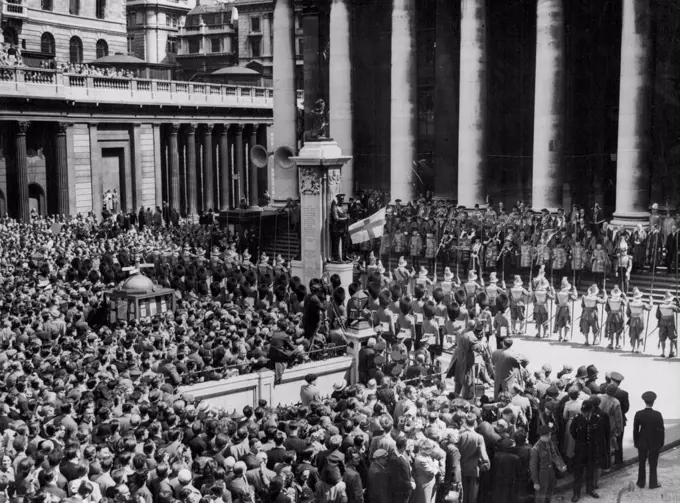 City Crowd Hears Coronation Proclaimed. Thousands of people listening as Clarenceux King of Arms, Sir Arthur Cochrane, read the Proclamation from the steps of the Royal Exchange, City, to-day. Seen facing the steps in a line of pikemen of the Honourable Artillery Company. With centuries-old ceremonial, the Coronation date of Queen Elizabeth II June 2, 1953 - was proclaimed in London to-day (Saturday). June 7, 1952. (Photo by Reuterphoto).