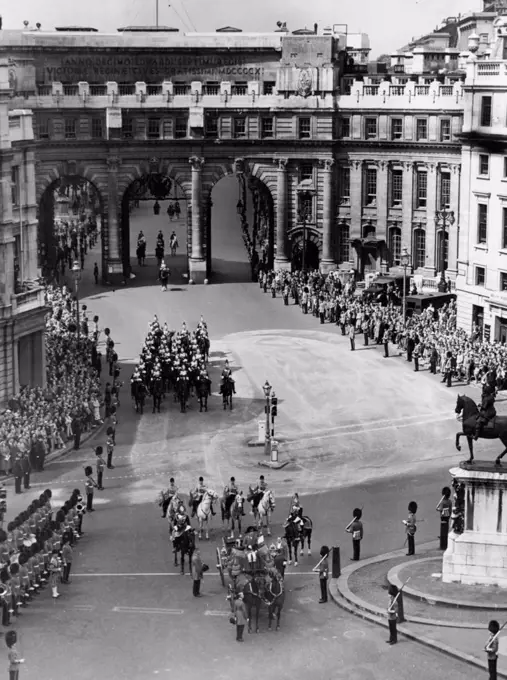 Coronation Proclaimed At Charing Cross. General view at Charing Cross as the Proclamation was read from an open carriage by the Lancaster Herald, Mr. A.G.D. Russell. With centuries-old ceremonial, the Coronation date of Queen Elizabeth II June 2, 1953 - was proclaimed in London to-day (Saturday). The Proclamation was first read from the balcony of St.James's Palace. Then the heralds went in a procession of carriages to repeat the Proclamation at Charing Cross. Temple Bar and the Royal Exchange. June 7, 1952. (Photo by Reuterphoto).