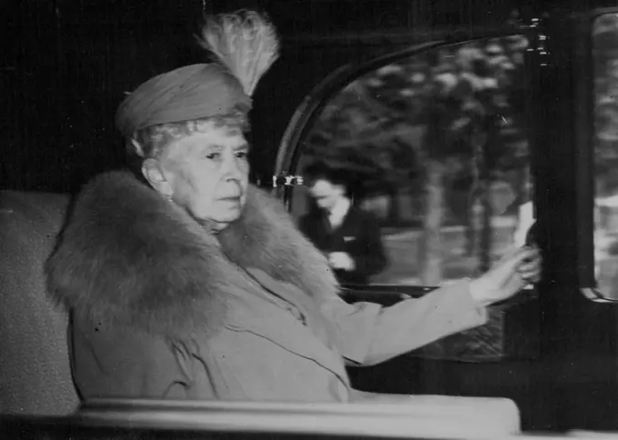Queen Mary seen in her oar when she went to visit Clarence House to see Princess Elizabeth and Prince Philip before they left for there tour of Canada. October 07, 1951. (Photo by Daily Mail Contract Picture).
