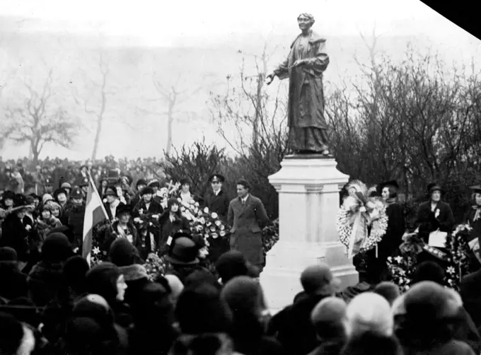 Mrs. Pankhurst's Memorial Unveiled.The unveiling of the memorial to Mrs. Pankhurst this morning. March 06, 1930. (Photo by International Graphic Press).
