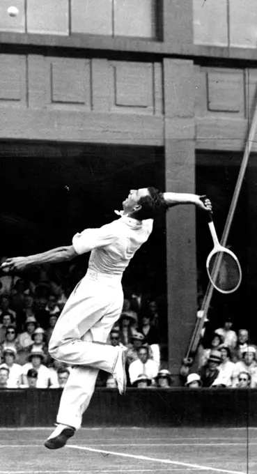 All-England-Lawn Tennis Championships At Wimbledon
Perry Won 6-4;2-6;7-5;10-8
Our photograph shows F.J. Perry (Great Britain) in play during his match with G.M. Lott (U.S.A.). July 04, 1935.
