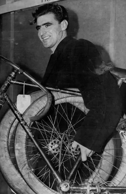 Australian professional cyclist, Sid Patterson, steps off a BOAC Constellation from London. He returned after two years on the Continent. November 27, 1951.