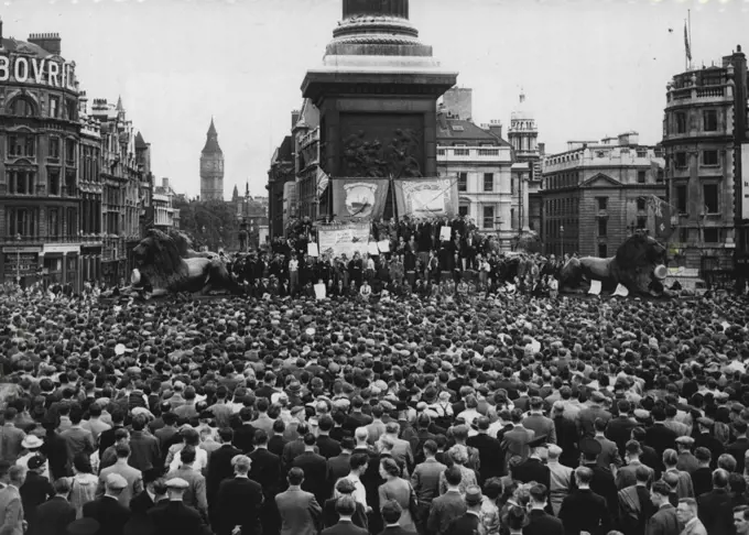 Dockers Mass Meeting in Trafalgar Square -- A general view of the strikers listening to speakers in Trafalgar Square this afternoon (Sunday).Thousands of striking London dock workers marched seven miles from dockland to Trafalgar Square this afternoon (Sunday) for a mass meeting. Starting from Beckton Road, Canning Town, they marched by way of East India Dock Road, Commercial Road, Tower Hill, and along the Thames Embankment, being joined at various points by other contingents. July 17, 1949. (Photo by Reuterphoto).