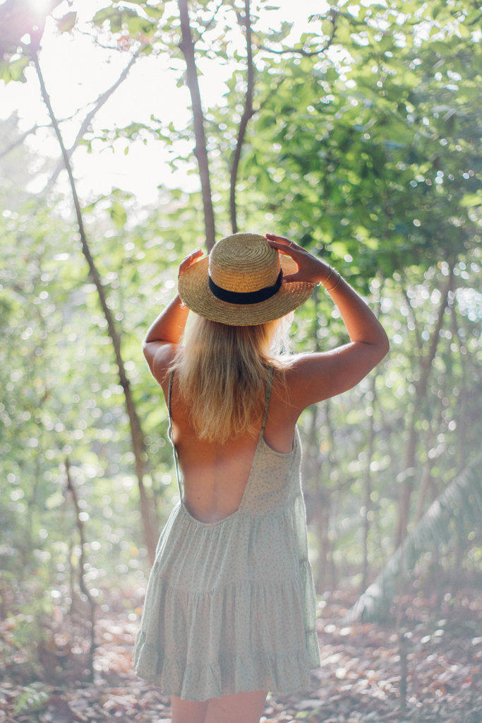 portrait from behind of a blond girl wearing a hat
