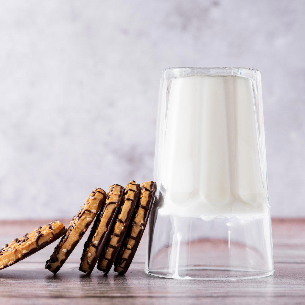 milk in a glass and chocolate cookies