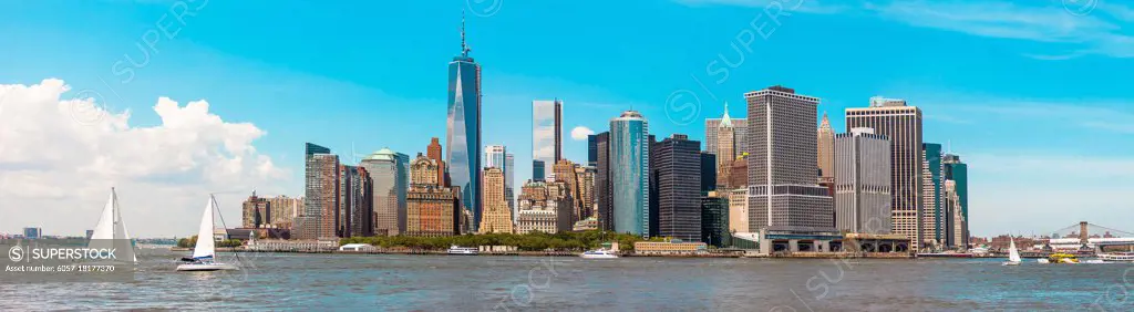 Manhattan panorama from brooklyn side at day